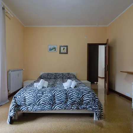 Guesthost - Casa Di Maty - Cozy With Balcony 斯培西亚