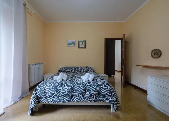 Guesthost - Casa Di Maty - Cozy With Balcony La Spezia